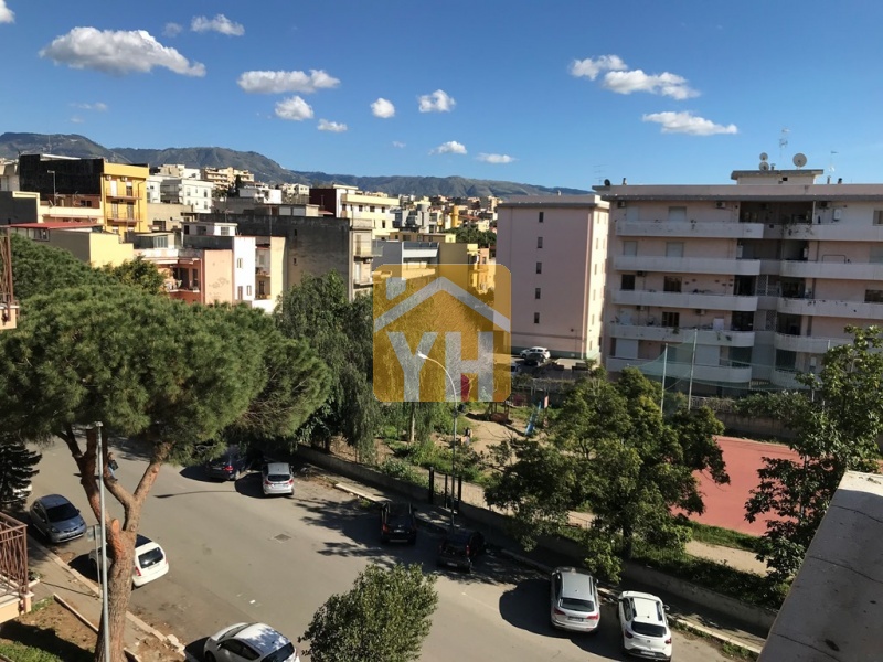 Comodo appartamento mansardato a Reggio Calabria. Luminoso con buona disposizione e verandina esclusiva.